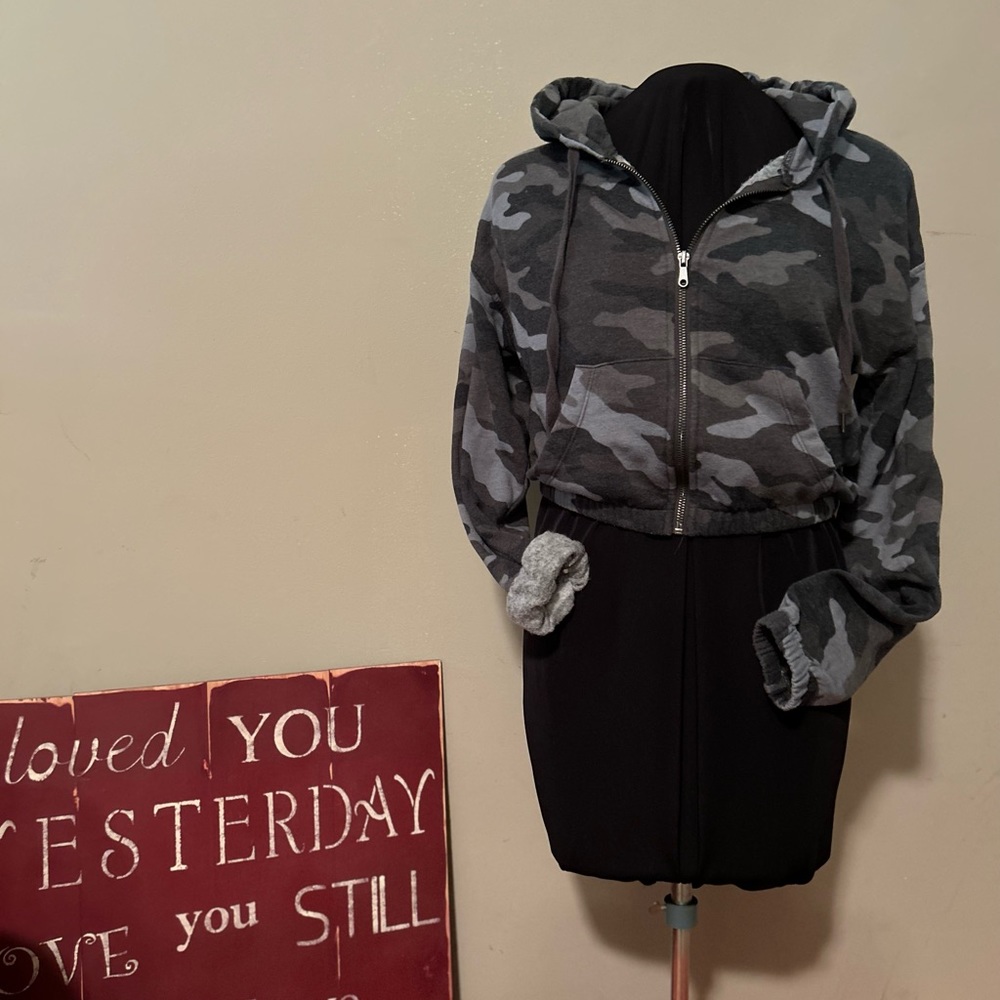 Aero cropped full zip hoodie sz small